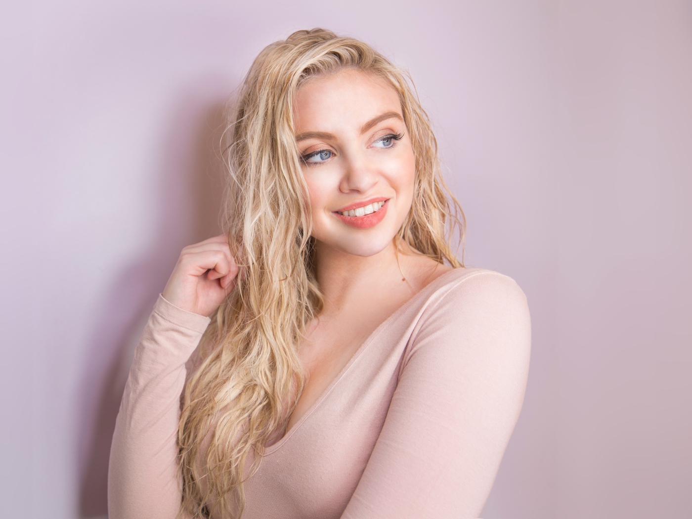 Красивая улыбающаяся девушка блондинка