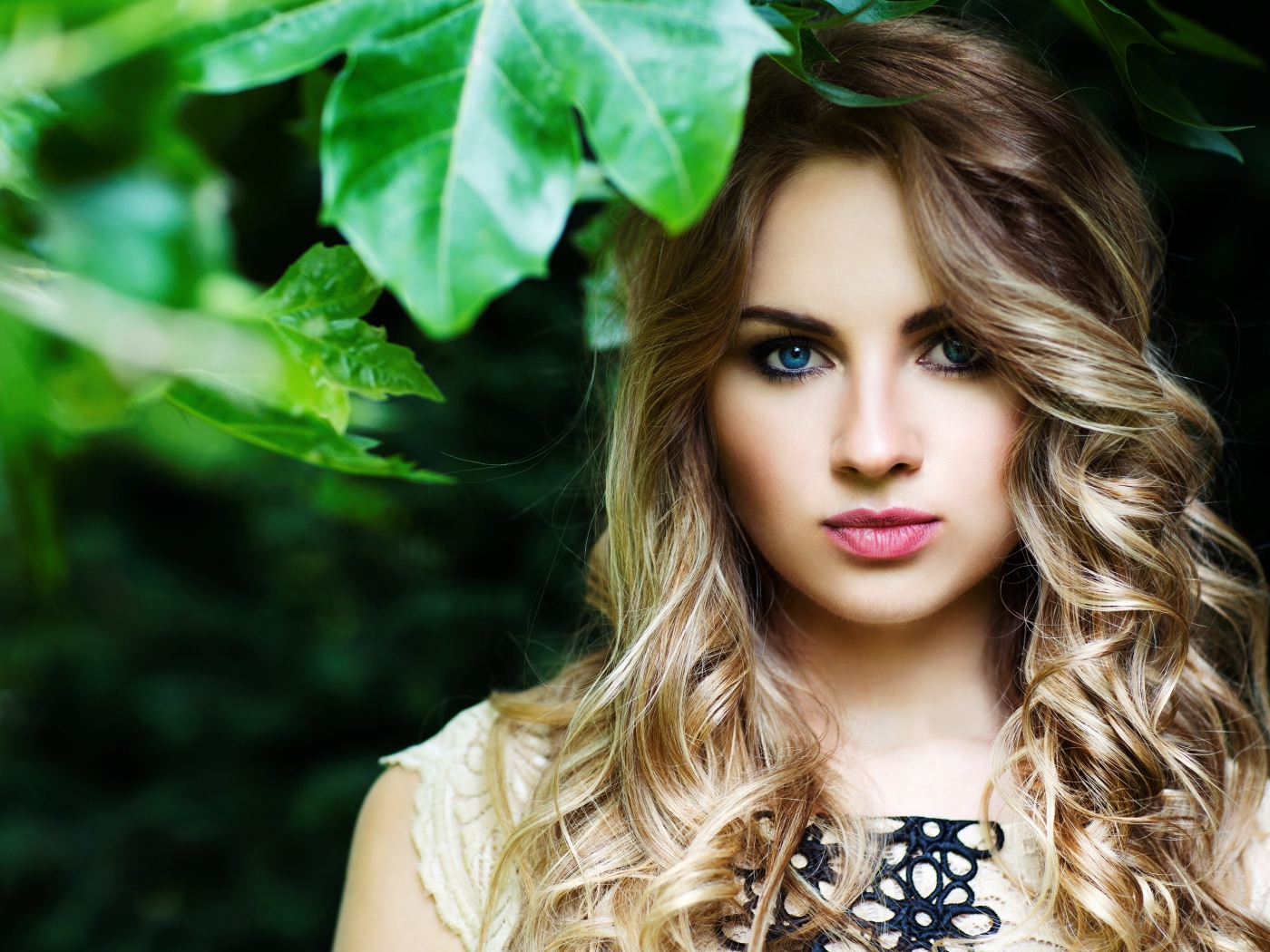 Красивая нежная голубоглазая девушка блондинка