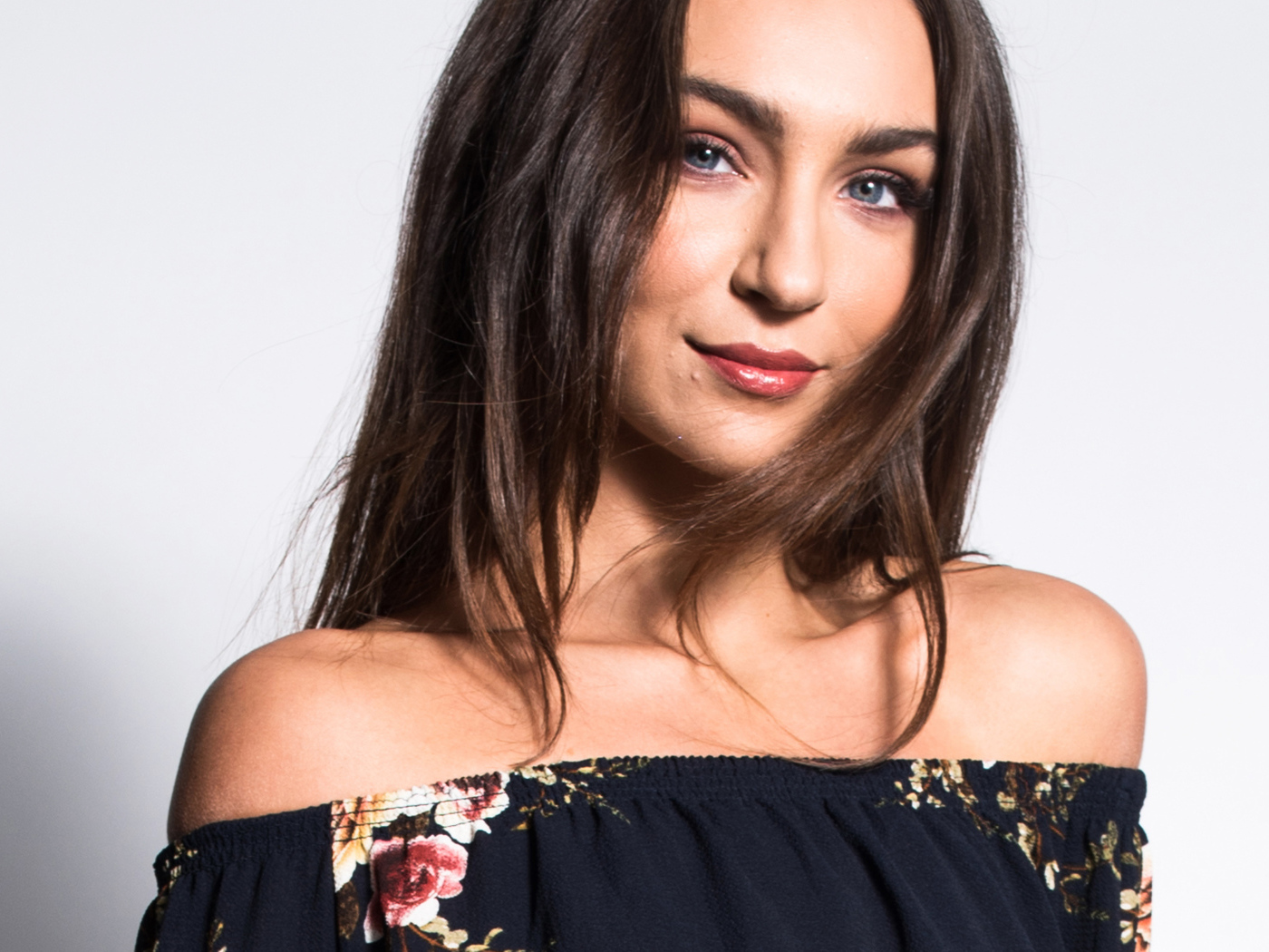 Красивая нежная голубоглазая брюнетка на сером фоне