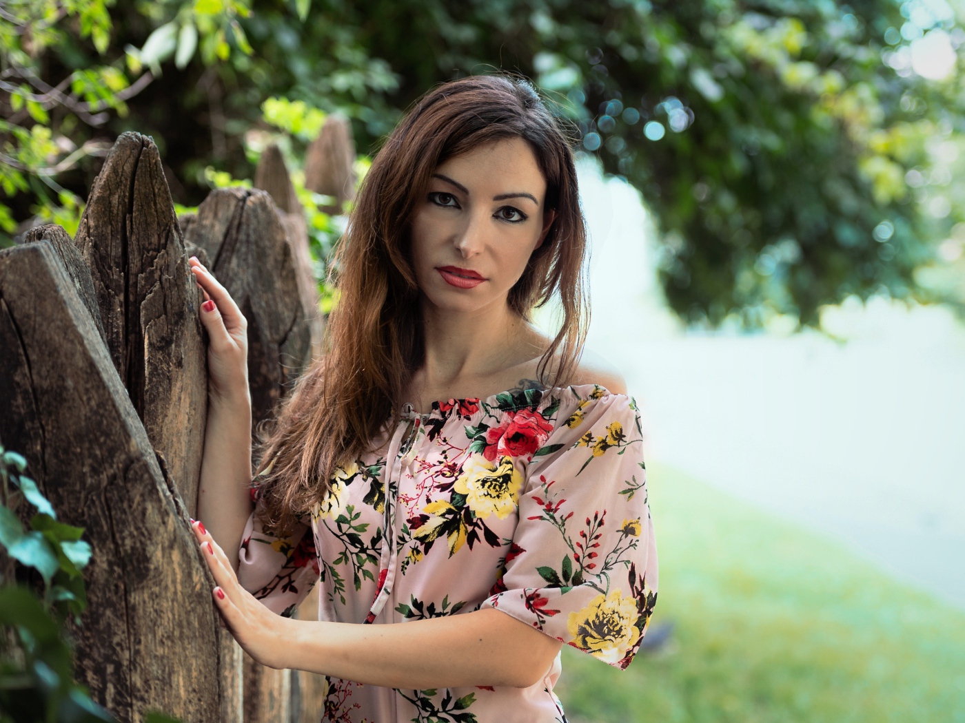 Красивая женщина в платье у сухого дерева