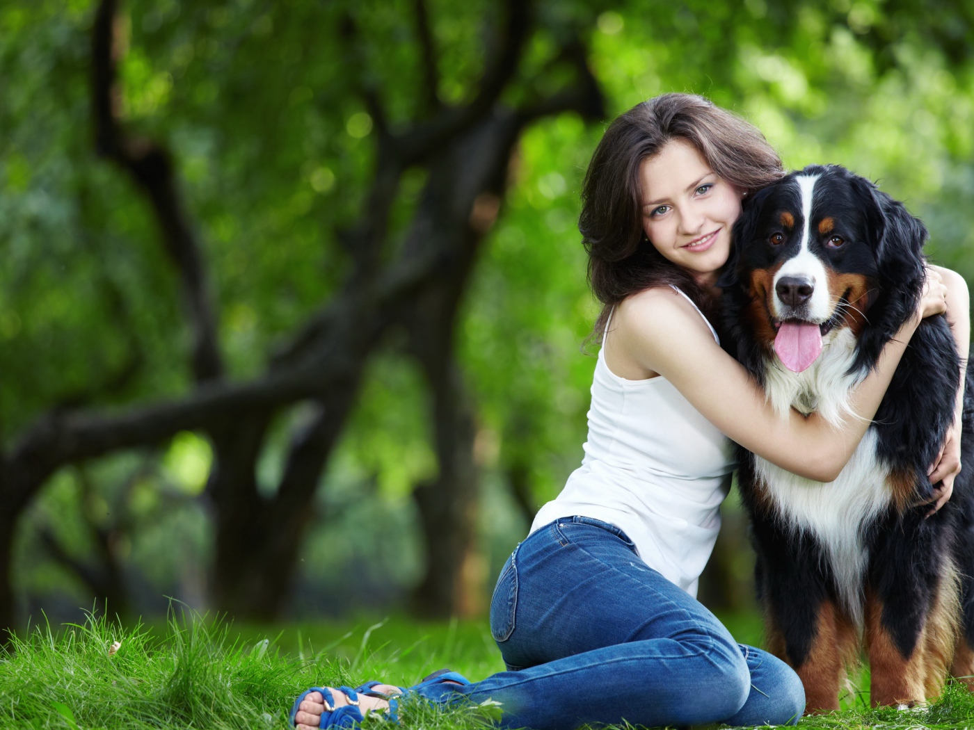 Красивая молодая девушка брюнетка обнимает собаку