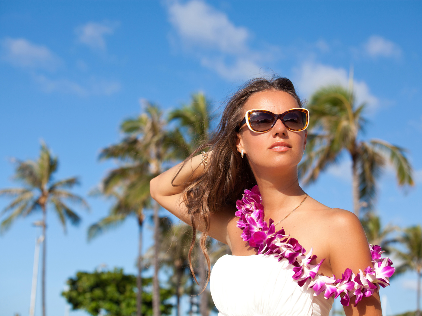 Красивая молодая девушка в солнечных очках на тропическом пляже