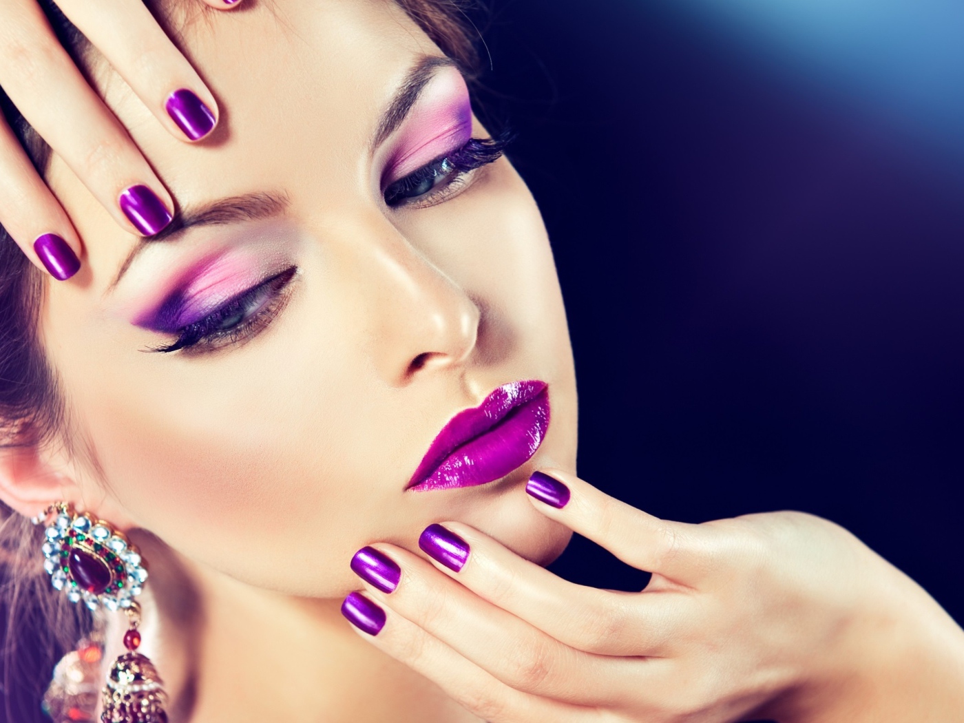 Красивая молодая девушка с фиолетовым макияжем