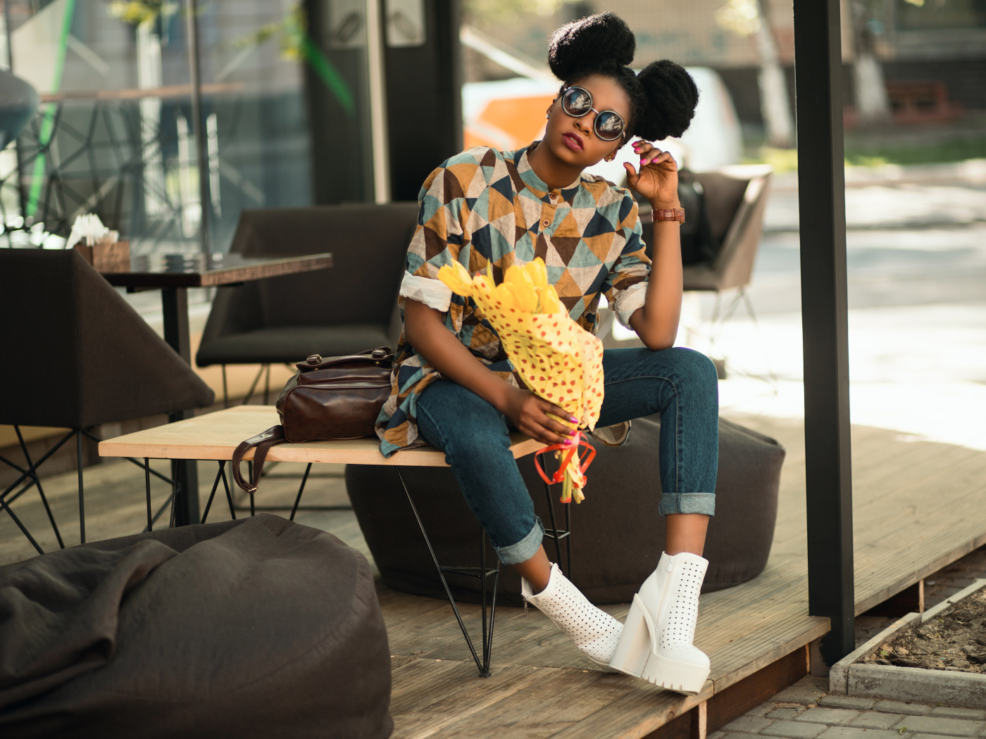 Темнокожая девушка с букетом желтых тюльпанов