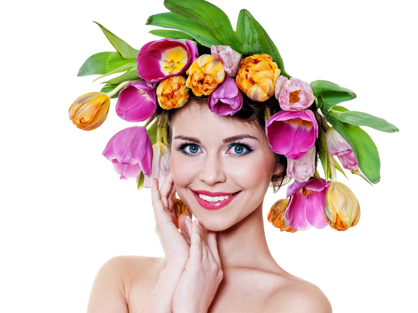 Голубоглазая улыбающаяся девушка с венком из тюльпанов на голове