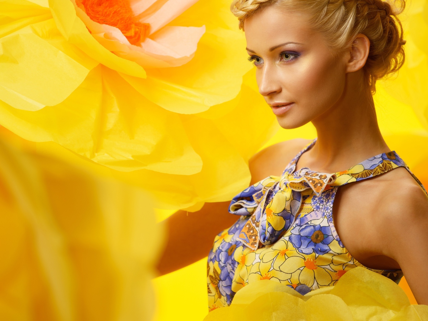 Нежная блондинка в сарафане на фоне цветов