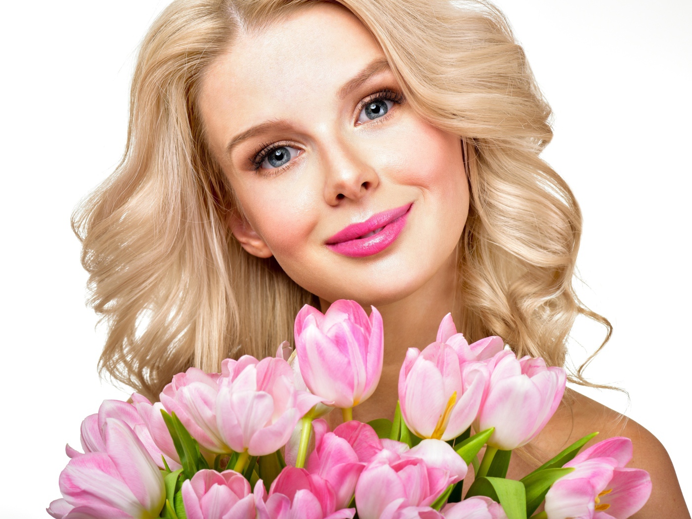 Нежная блондинка с букетом розовых тюльпанов