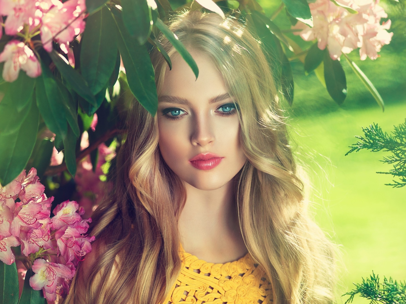 Нежная голубоглазая блондинка в розовых цветах 