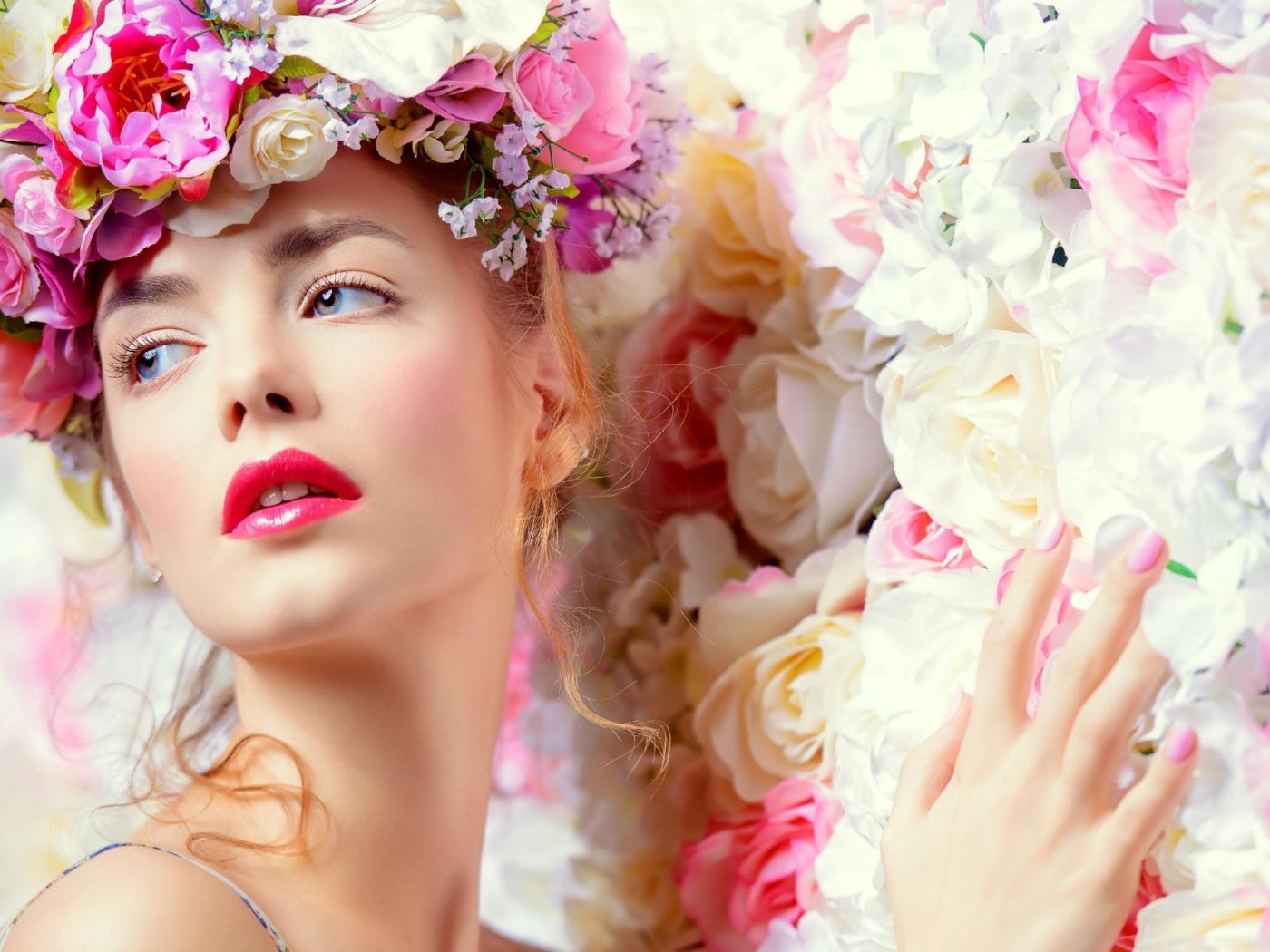Нежная голубоглазая девушка с венком из цветов на голове