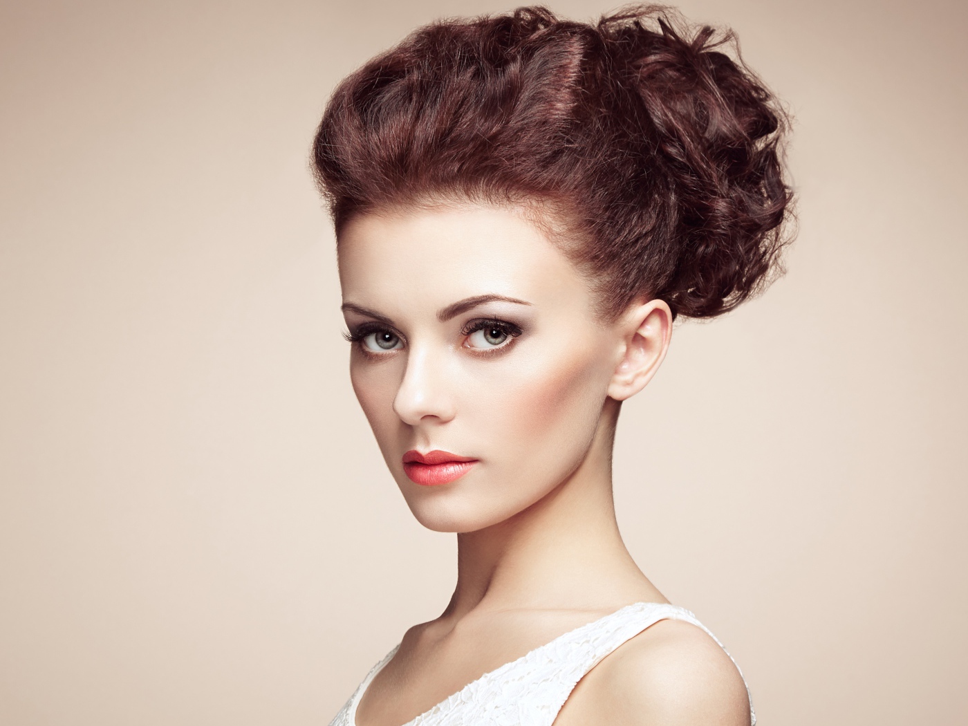 Нежная шатенка с красивой прической