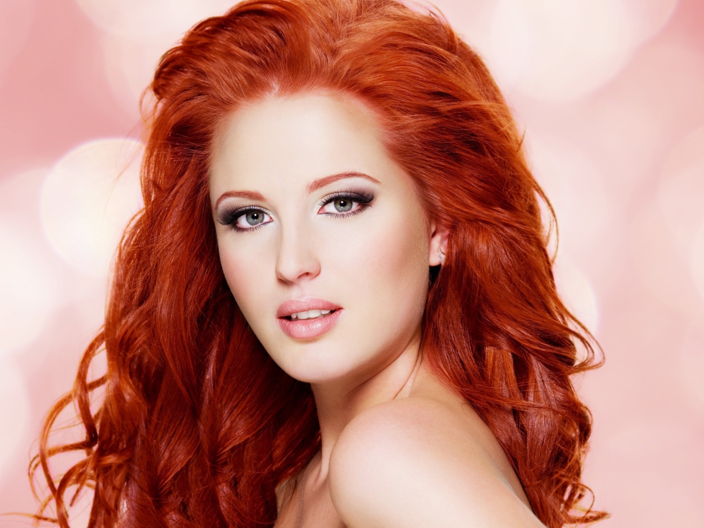 Нежная рыжеволосая девушка на розовом фоне