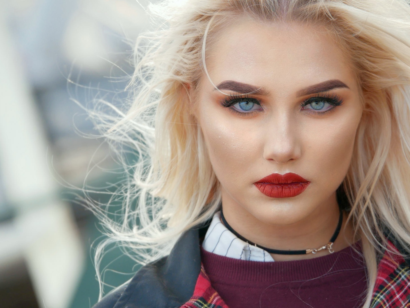 Эффектная голубоглазая блондинка с яркими красными губами