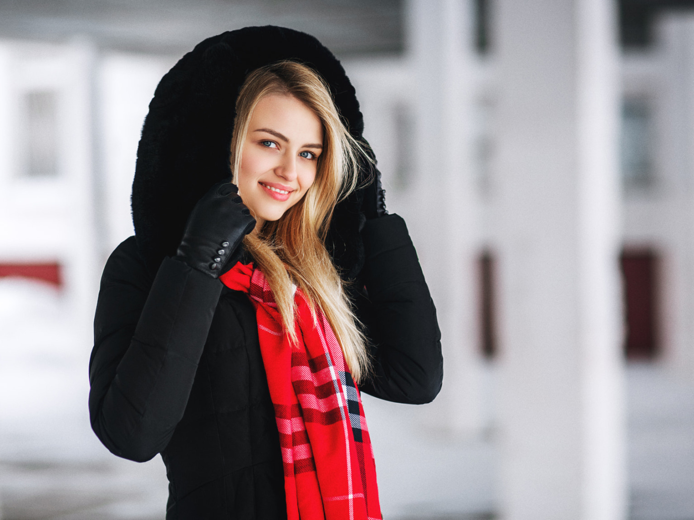 Модная улыбающаяся девушка в теплой куртке 