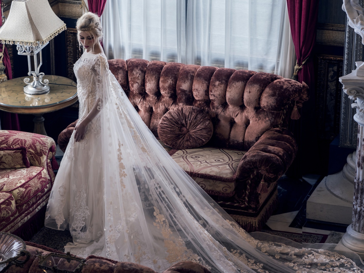 Девушка невеста в красивом белом платье в комнате