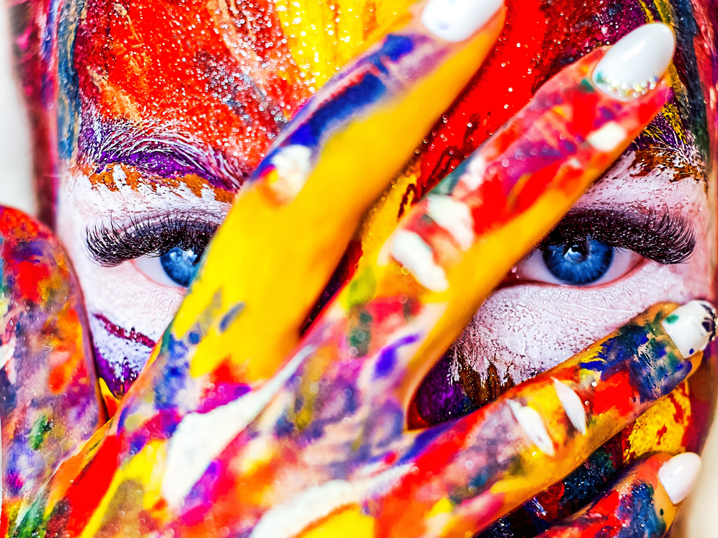 Девушка с разрисованным краской лицом