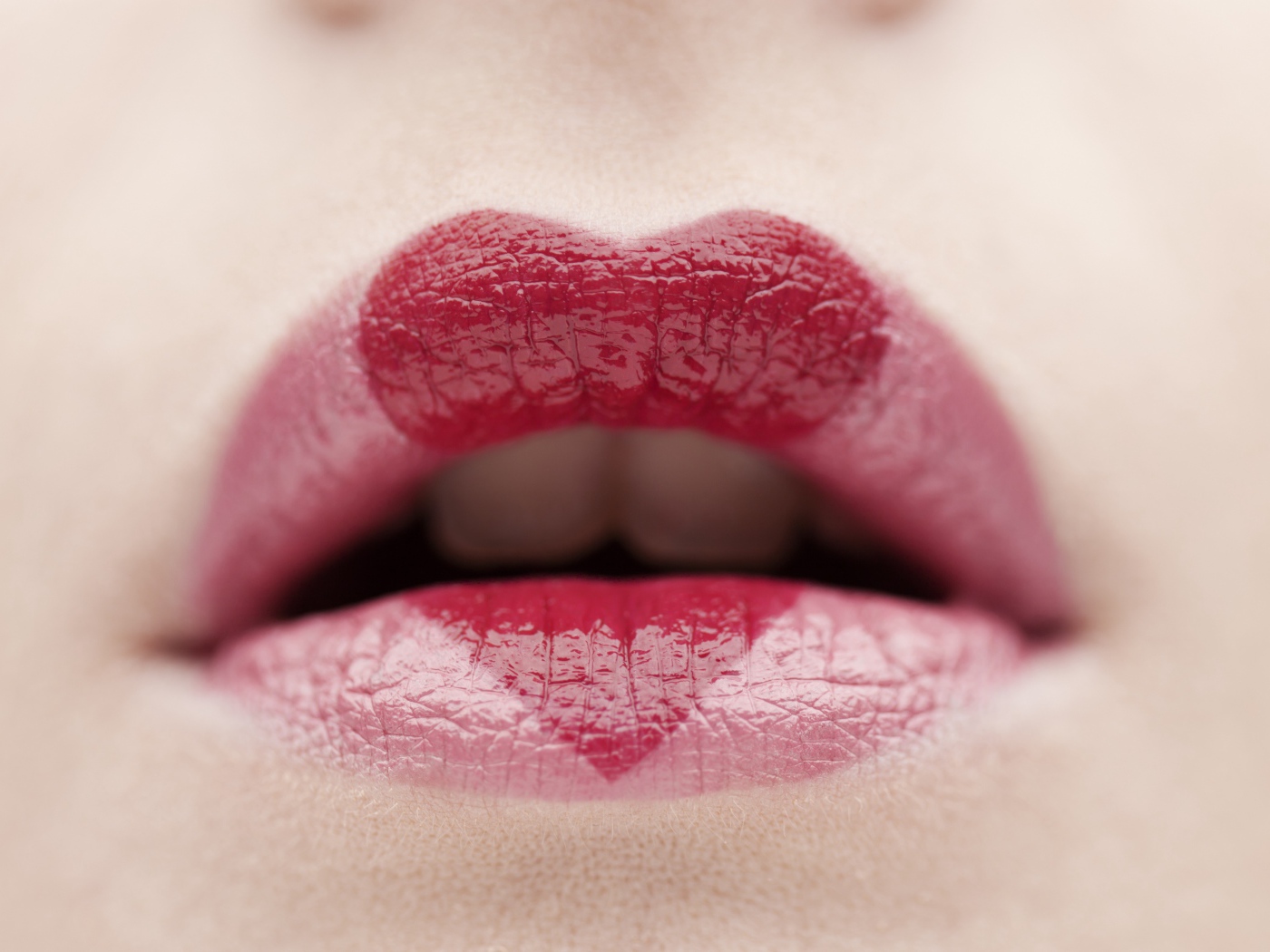 Сердце нарисовано губной помадой на губах 