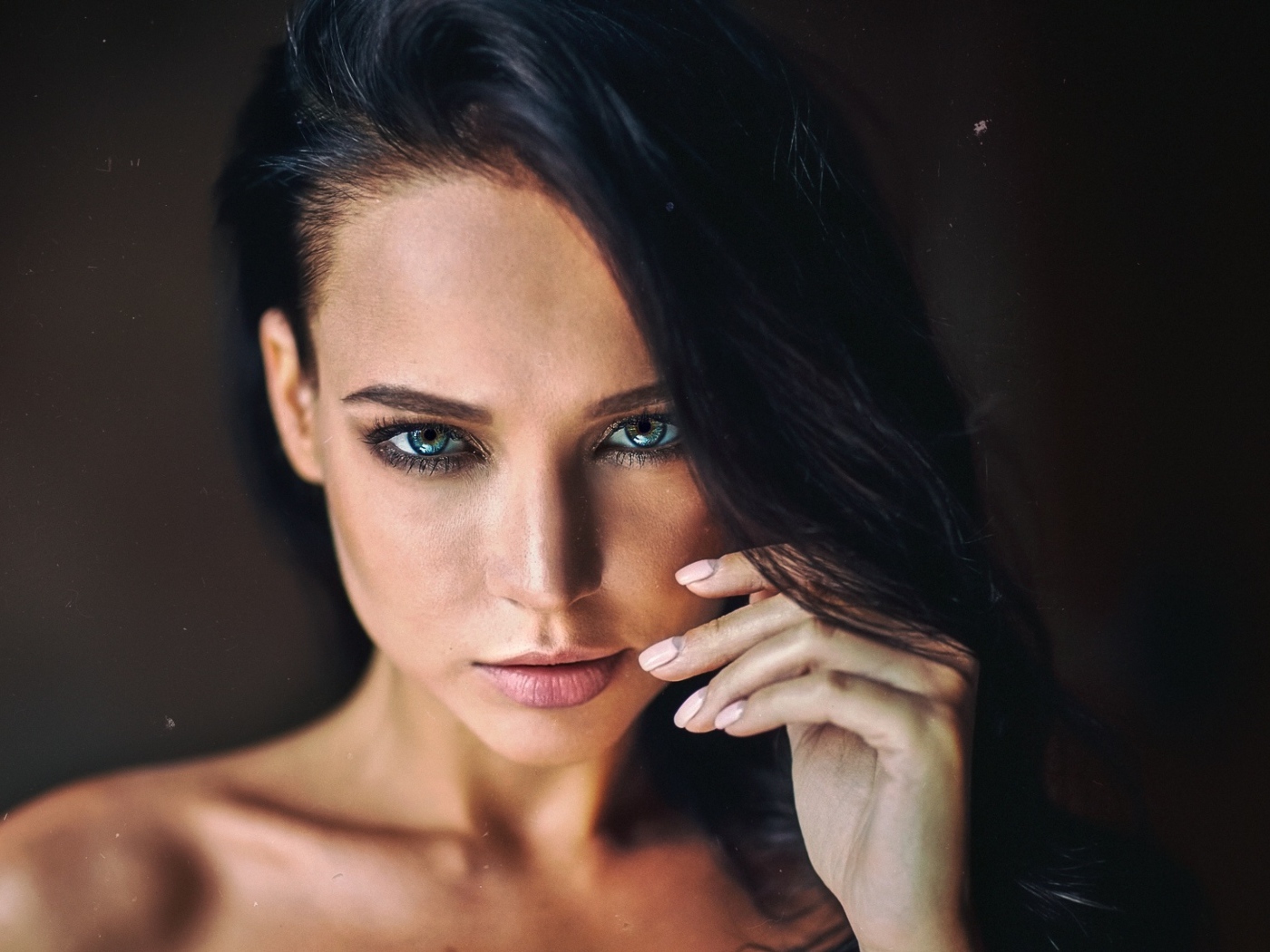 Горячая брюнетка с красивыми глазами