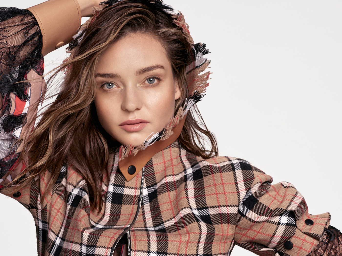 Модель Миранда Керр на белом фоне