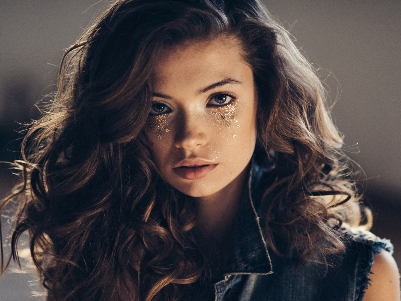 Грустная шатенка в жилетке 