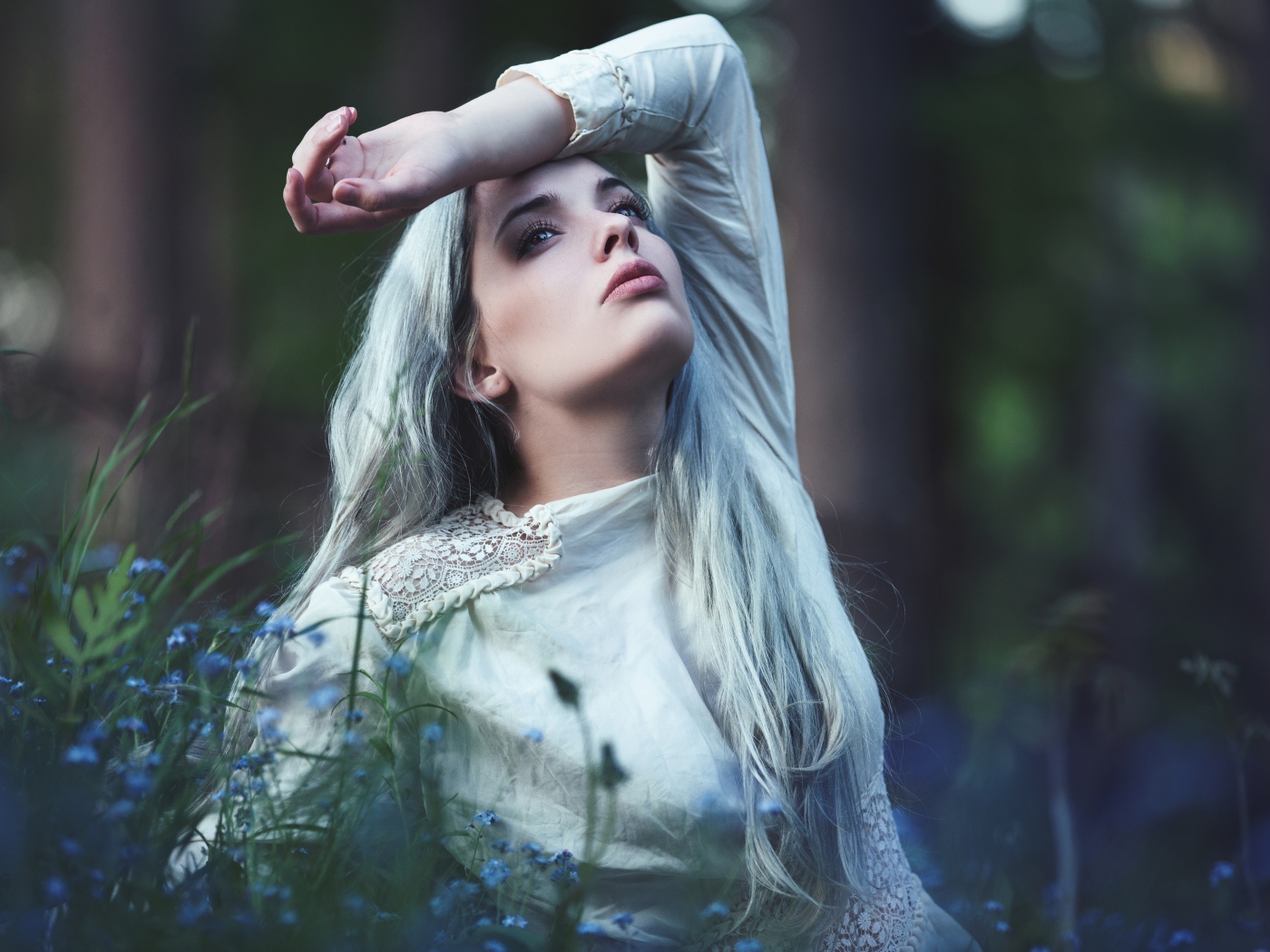 Грустная молодая блондинка в голубых цветах