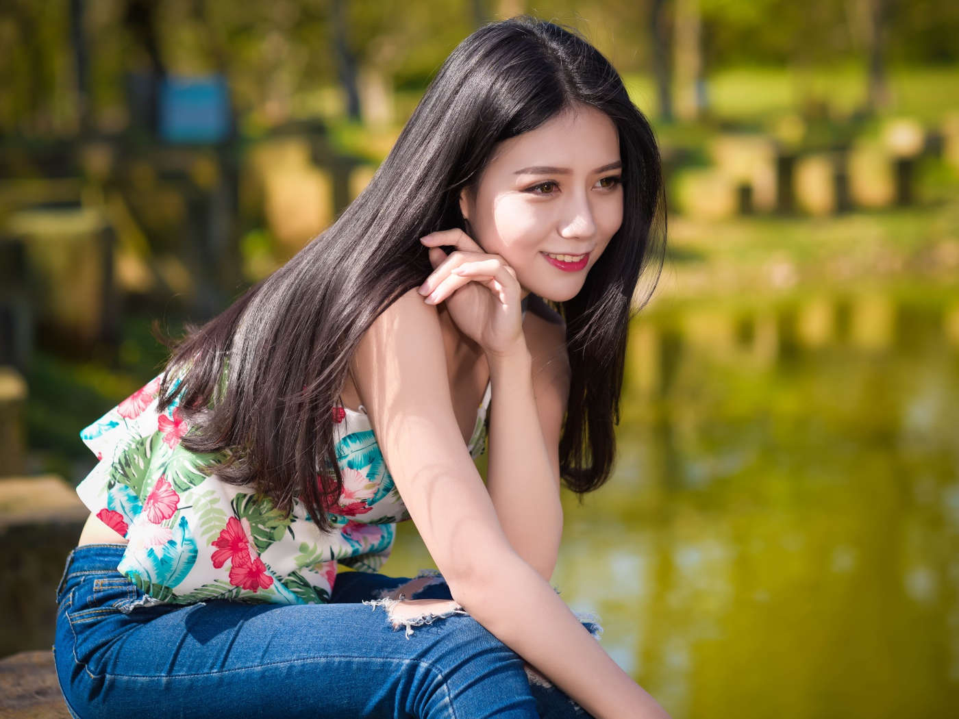 Улыбающаяся красивая девушка азиатка у воды