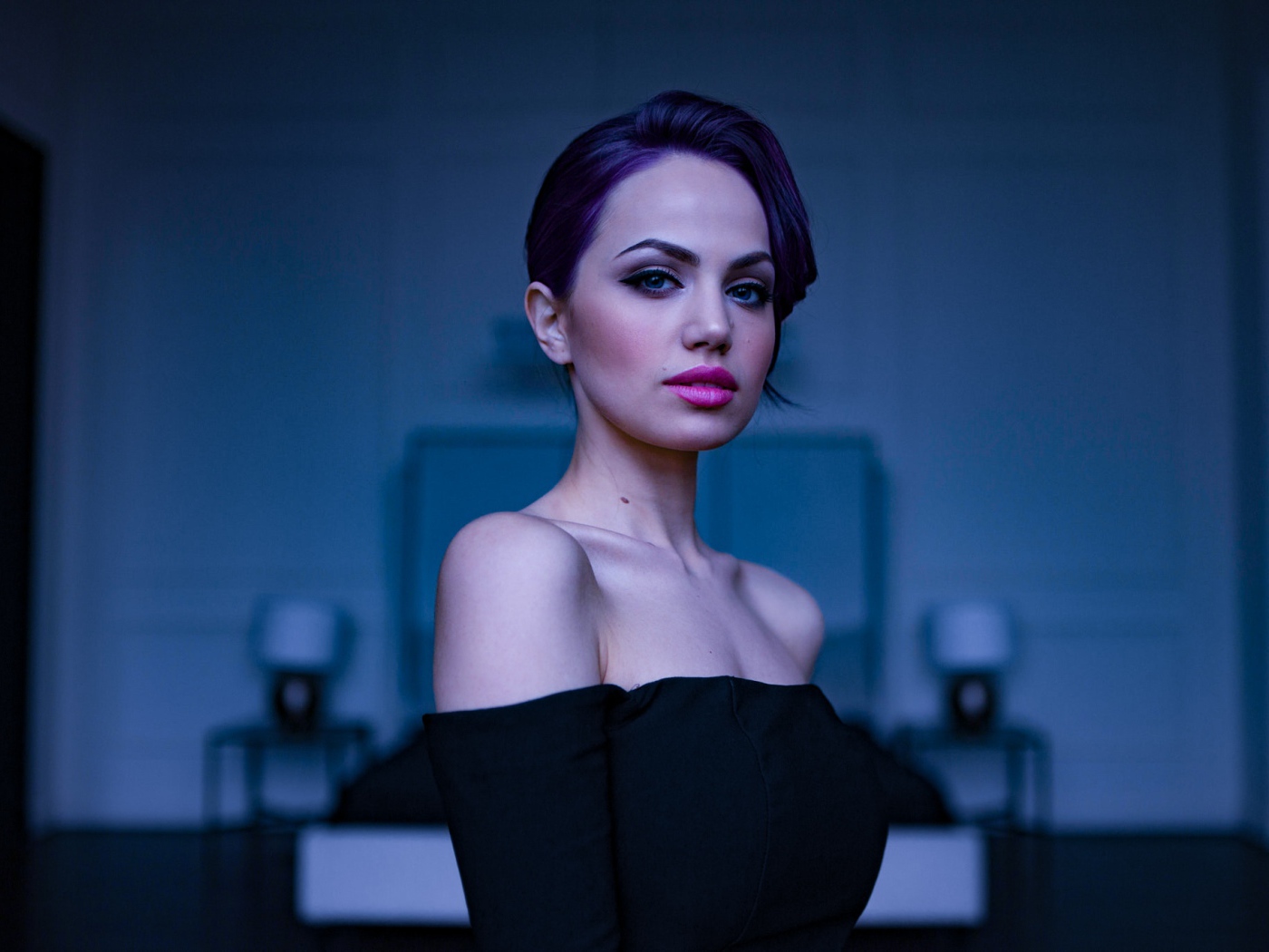 Стильная голубоглазая девушка с красивым макияжем