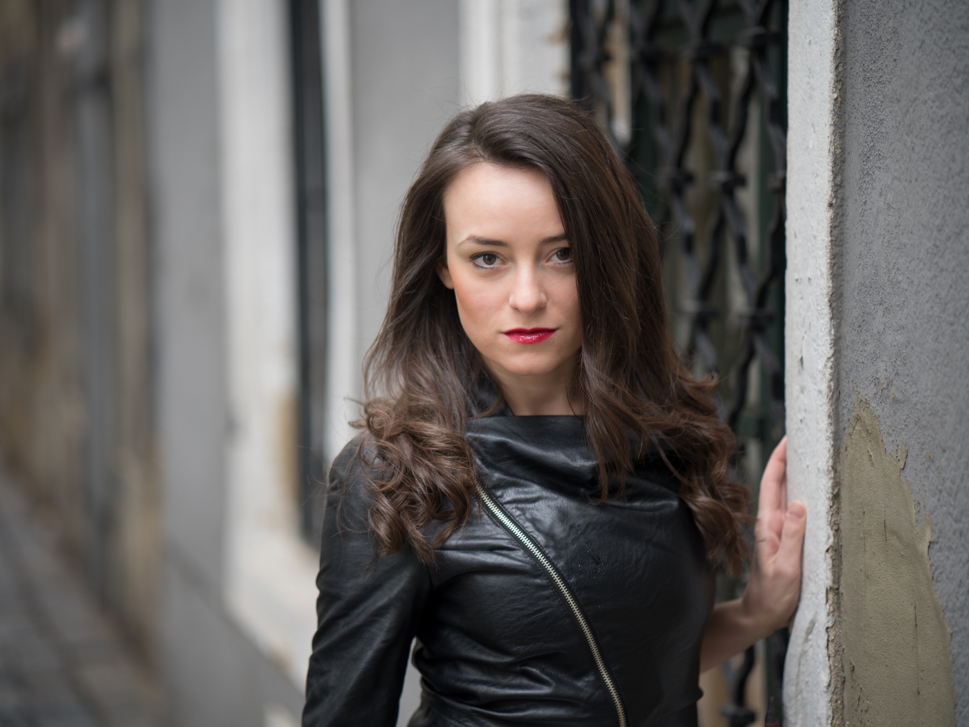 Стильная девушка брюнетка в черной кожаной куртке