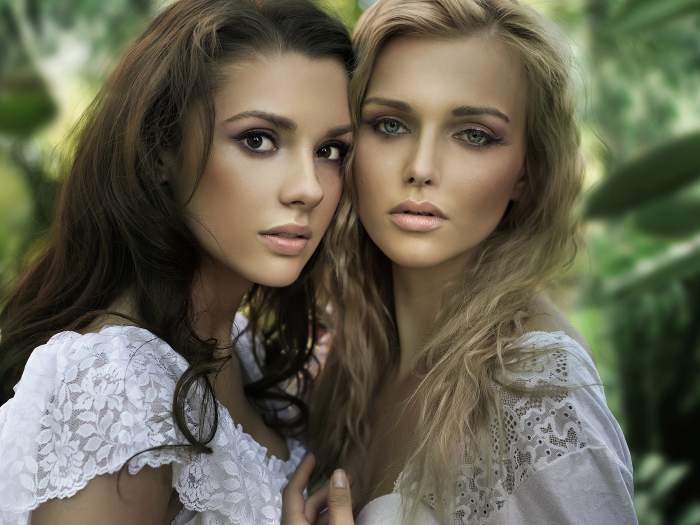 Две красивые девушки в белых платьях