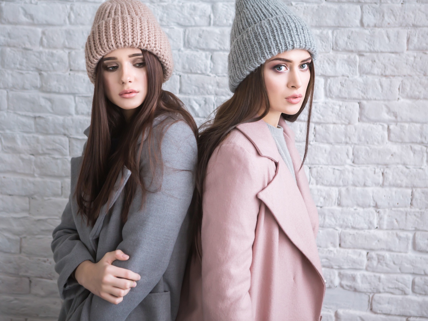 Две молодые девушки в теплых шапках 