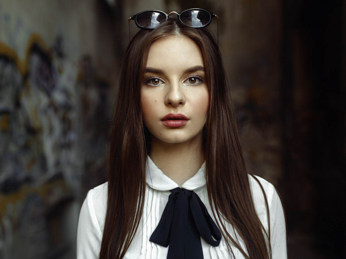 Молодая красивая девушка с очками на голове