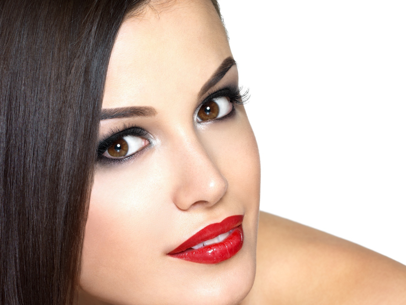 Молодая кареглазая брюнетка с красными губами на белом фоне