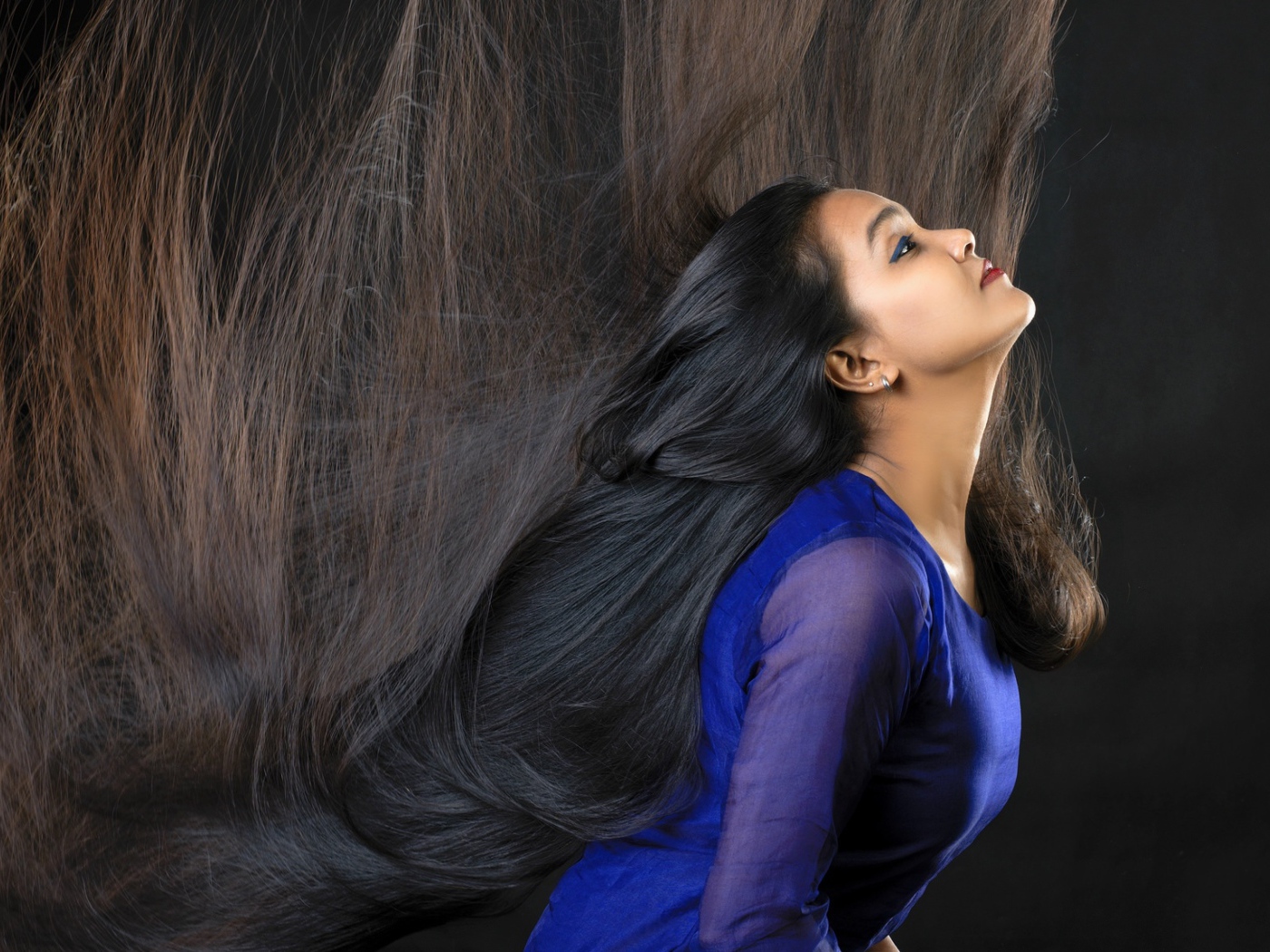 Молодая девушка брюнетка с длинными волосами 