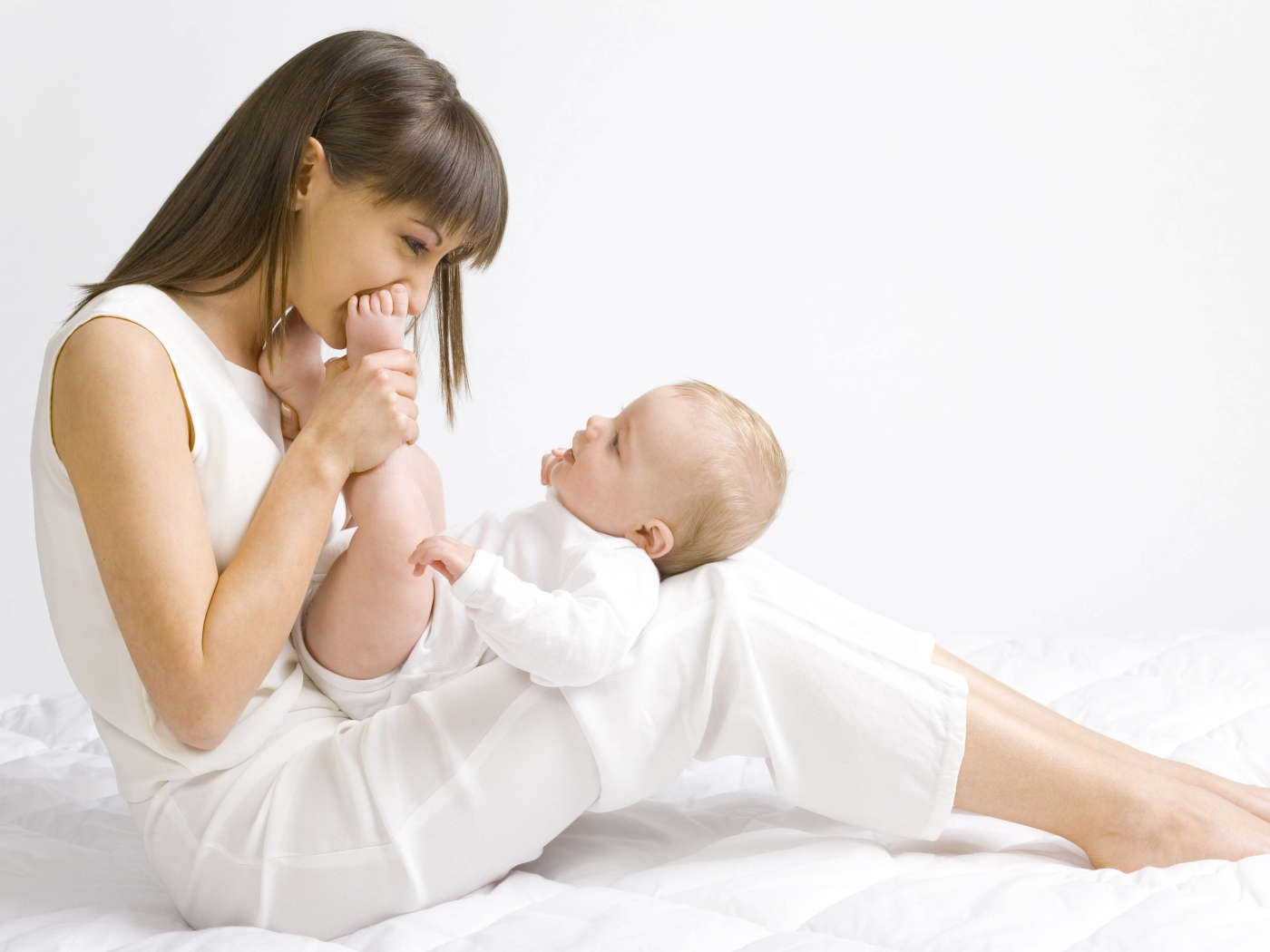 Молодая девушка в белом с младенцем