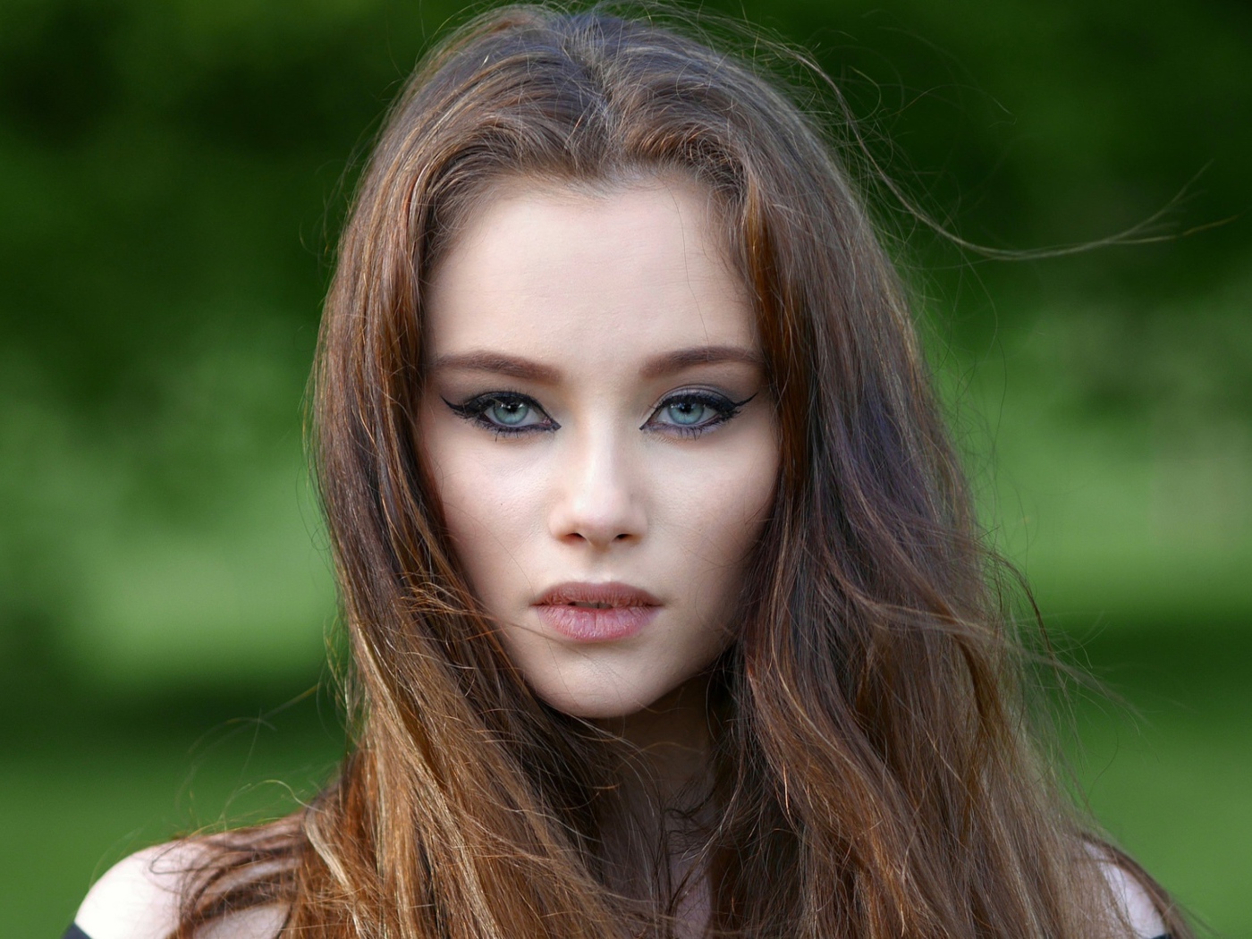 Молодая девушка с красивыми накрашенными глазами 