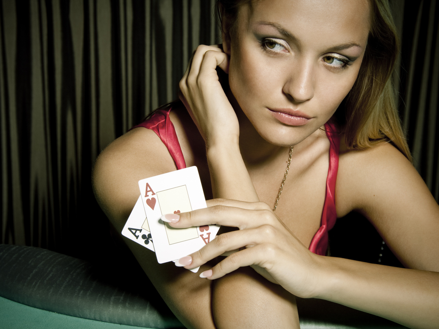Молодая девушка с двумя тузами в руке