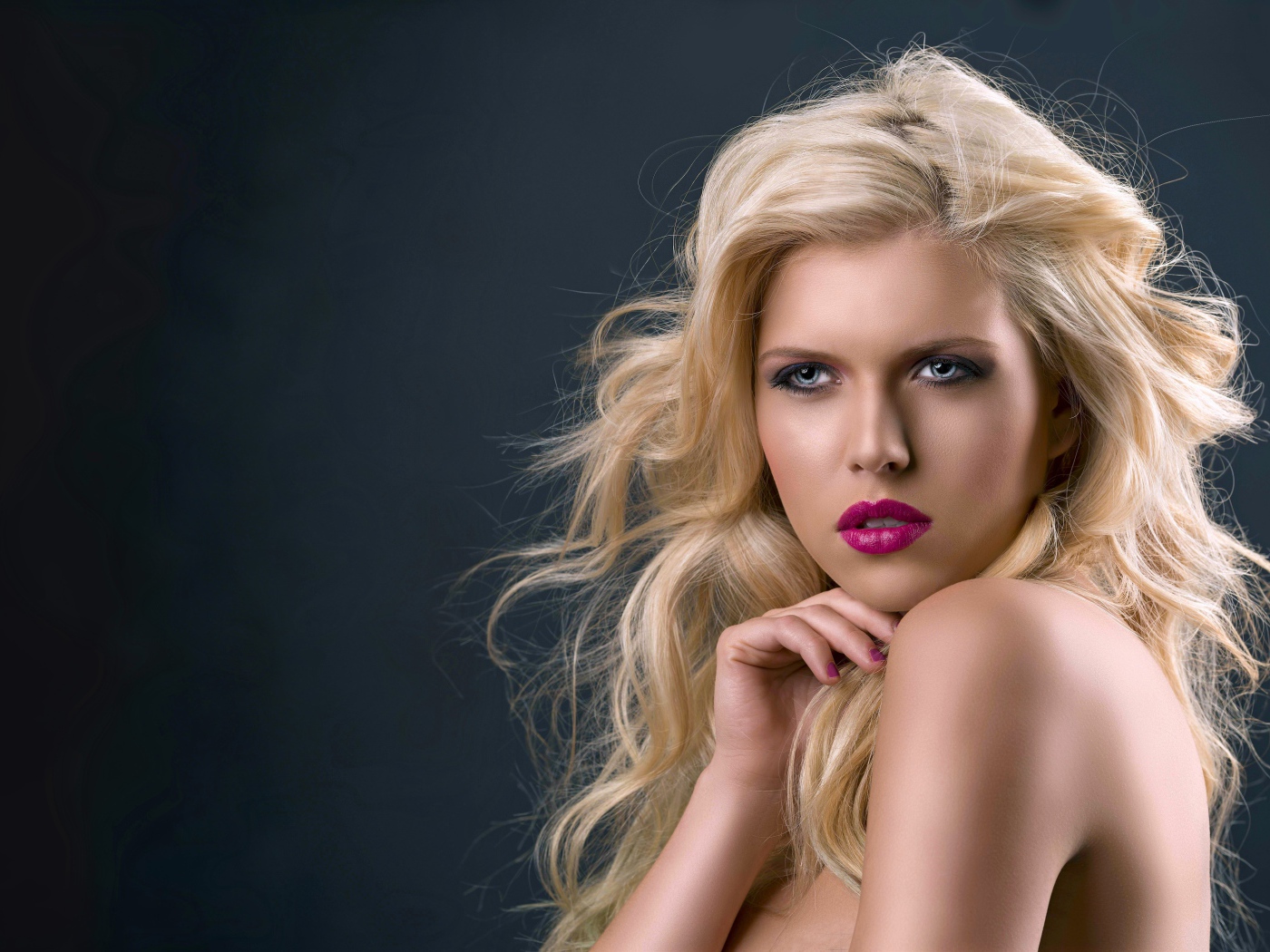 Молодая эффектная голубоглазая блондинка
