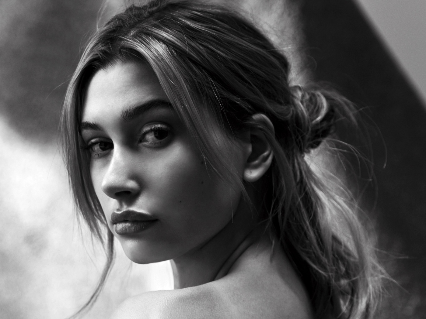 Модель Хейли  Болдуин черно белое фото