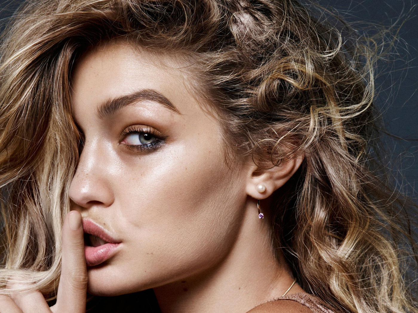 Молодая стильная модель Джиджи Хадид, 2018