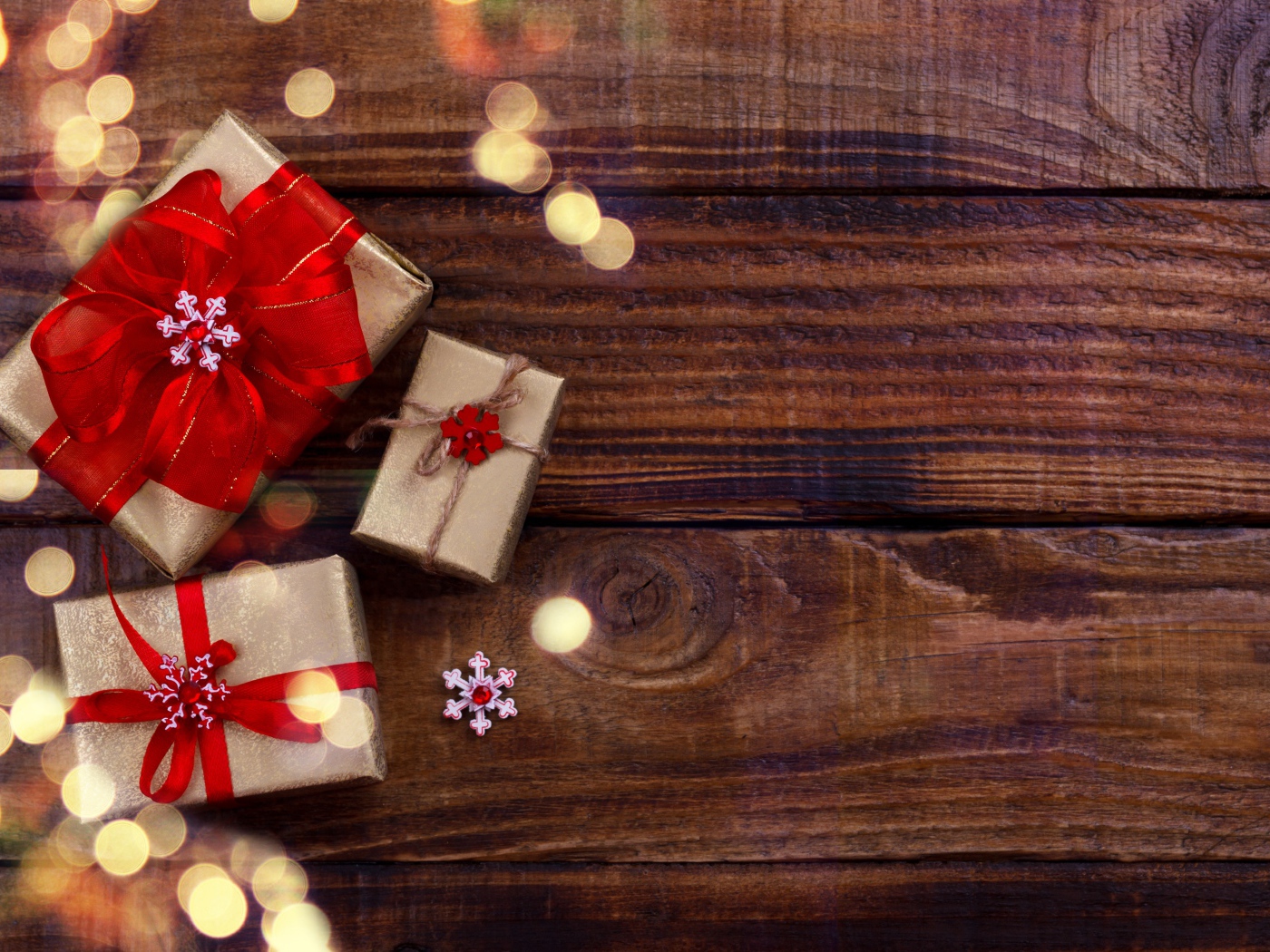Праздничные подарки на деревянном фоне