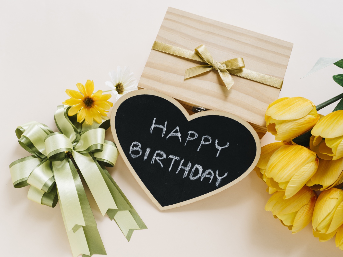 Подарок и желтые тюльпаны на день рождения 