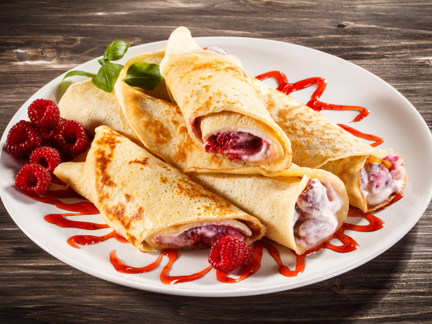 Вкусные рулеты из блинов со сметаной и малиной к празднику Масленица