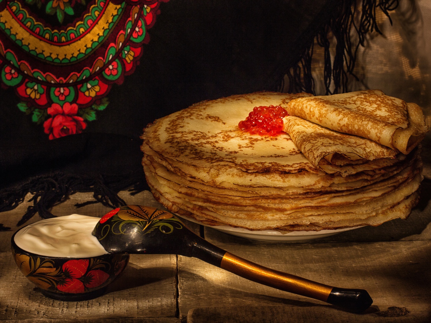 Вкусные блины с красной икрой и сметаной на русский праздник Масленица 2019 