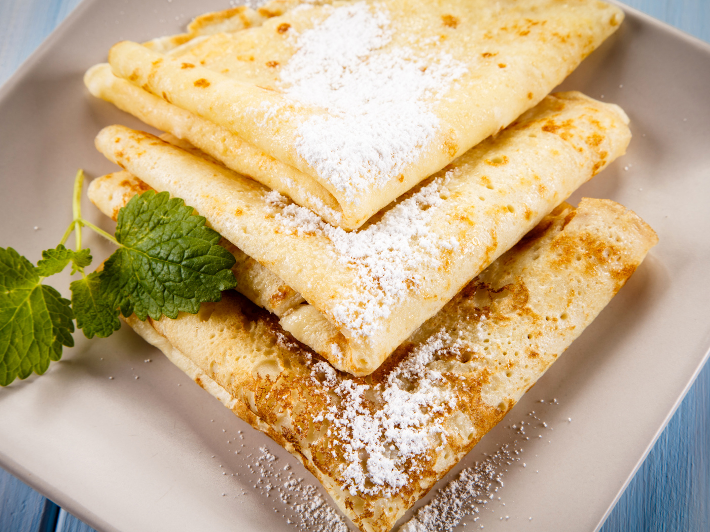 Тонкие блинчики с сахарной пудрой и листиком мяты на Масленицу 2018