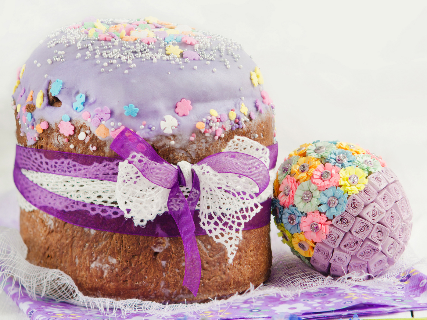 Красивый пасхальный кулич с лентой и декоративным яйцом на праздник Пасха