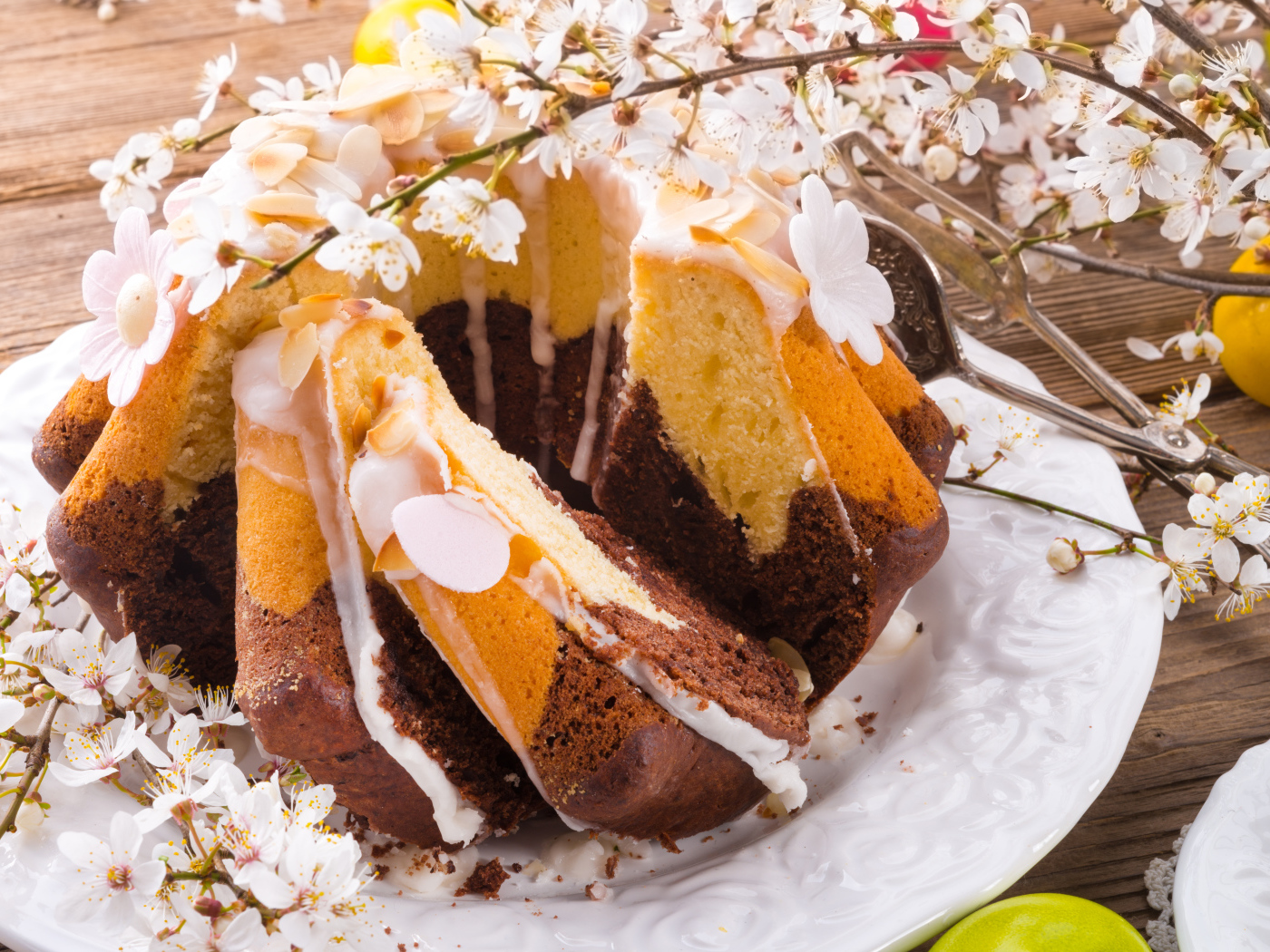 Вкусный пасхальный кулич с цветущей веткой абриса  на Светлый праздник Пасха