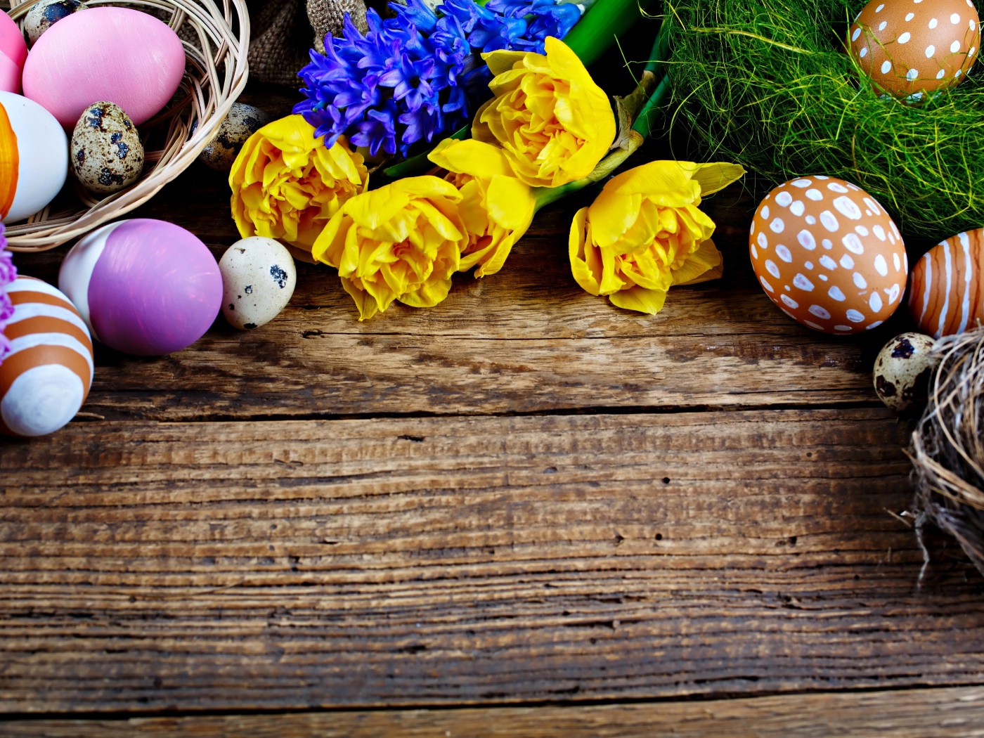 Крашеные яйца и весенние цветы на Пасху, фон для поздравительной открытки