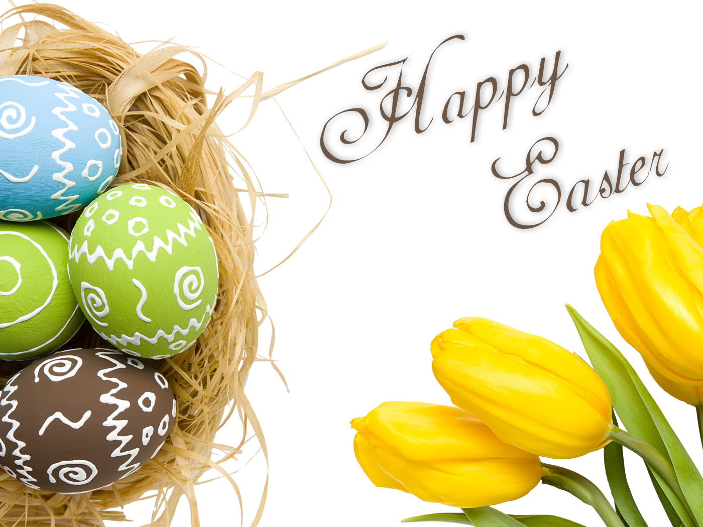 Желтые тюльпаны и крашеные яйца на Пасху