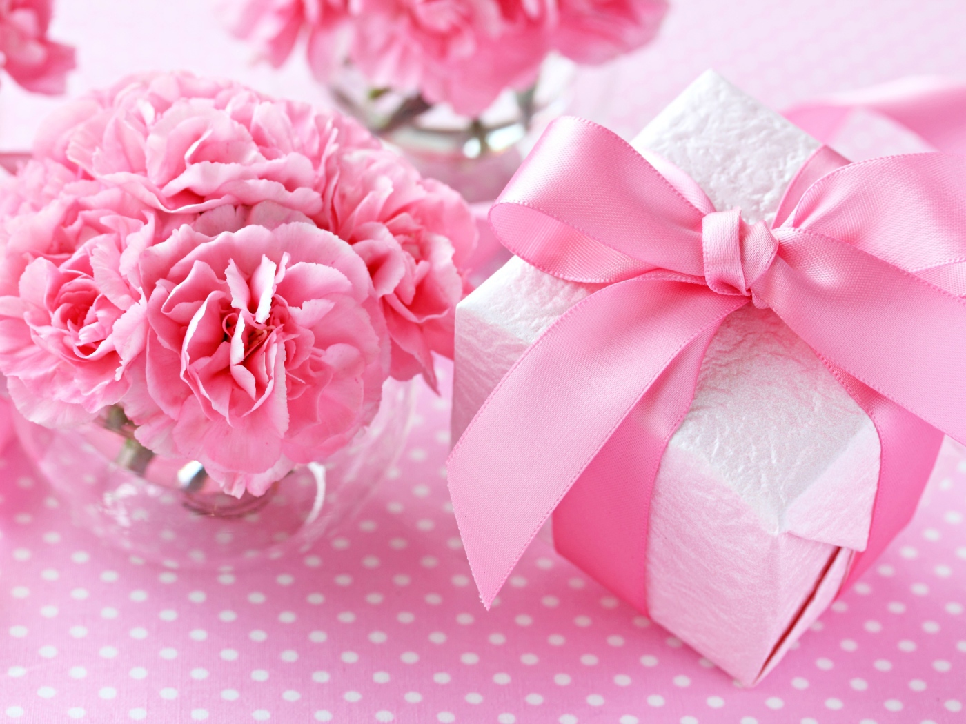 Букет розовых гвоздик и подарок любимой на 8 марта