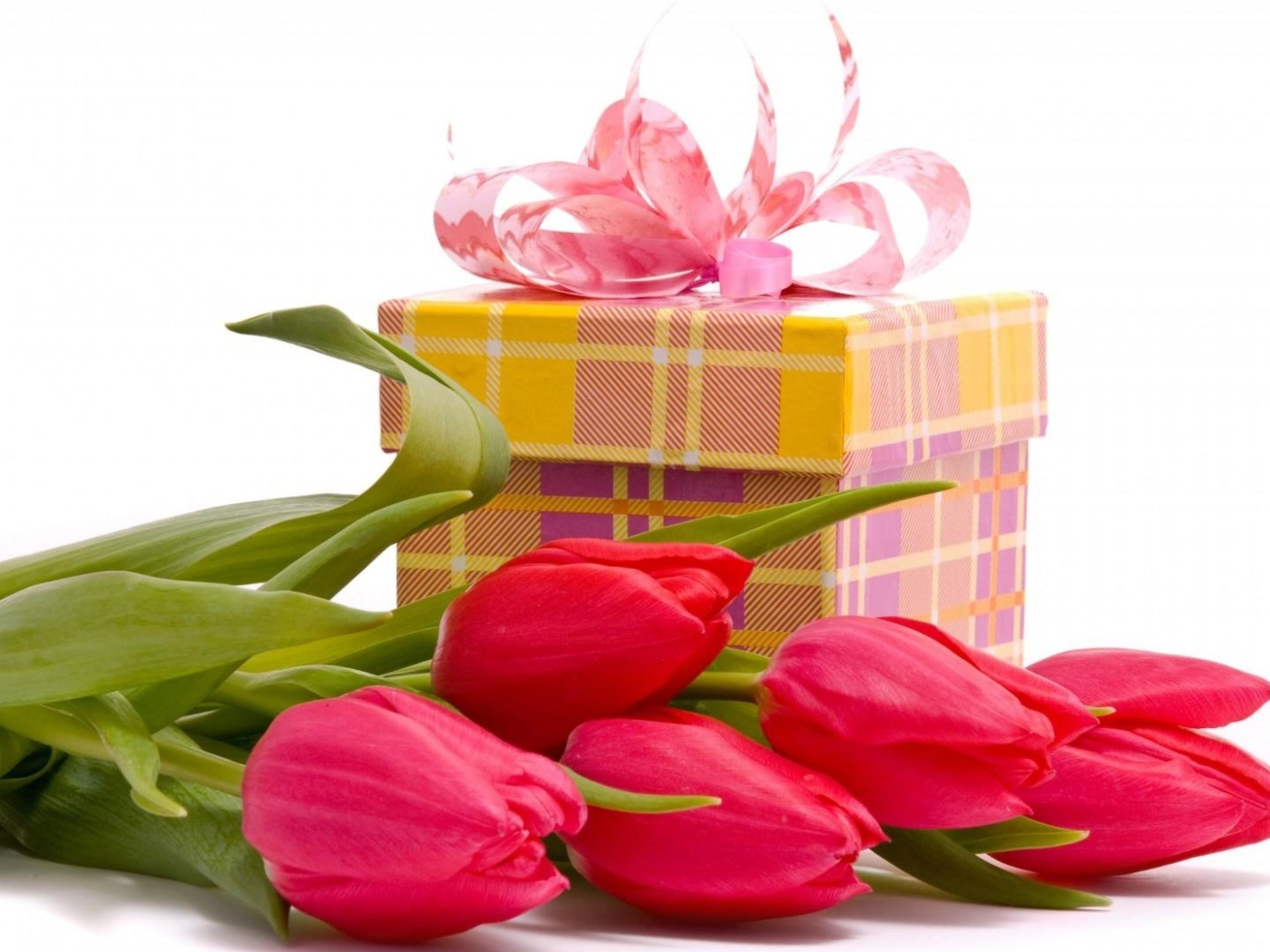 Букет тюльпанов и подарок любимой на 8 марта