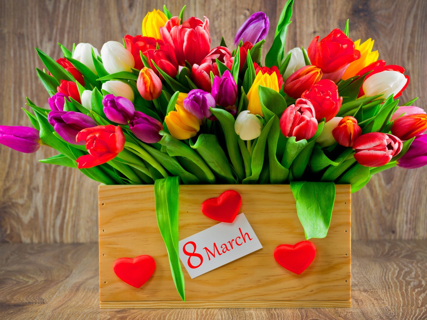 Ящик разноцветных тюльпанов на Международный женский день 8 марта